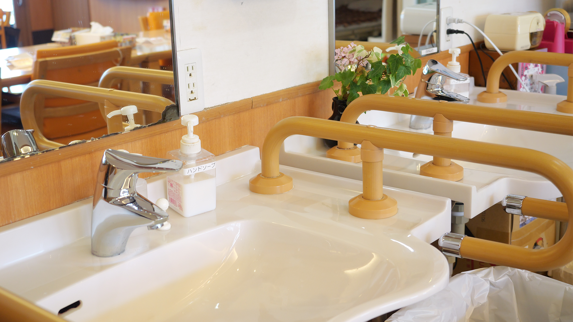 手すり付き洗面台(前傾を支える安全設計)