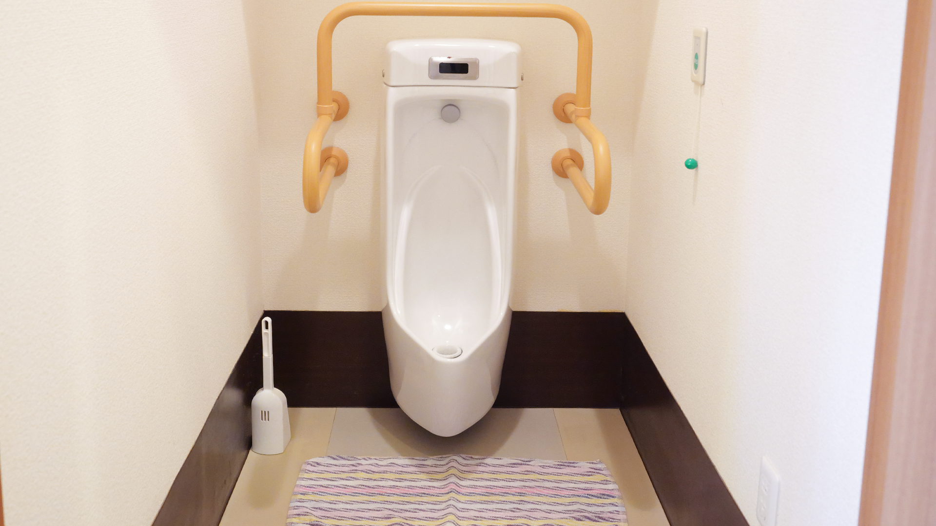 男性用トイレ(手すり付き・呼び出しボタン)