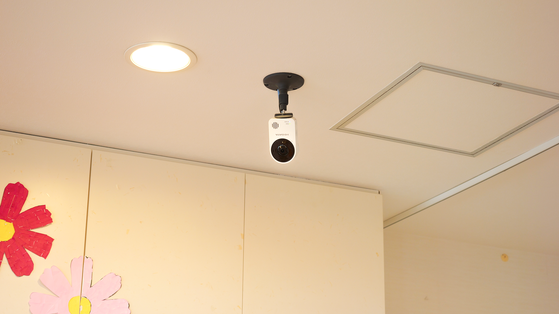 天井設置の見守りカメラ