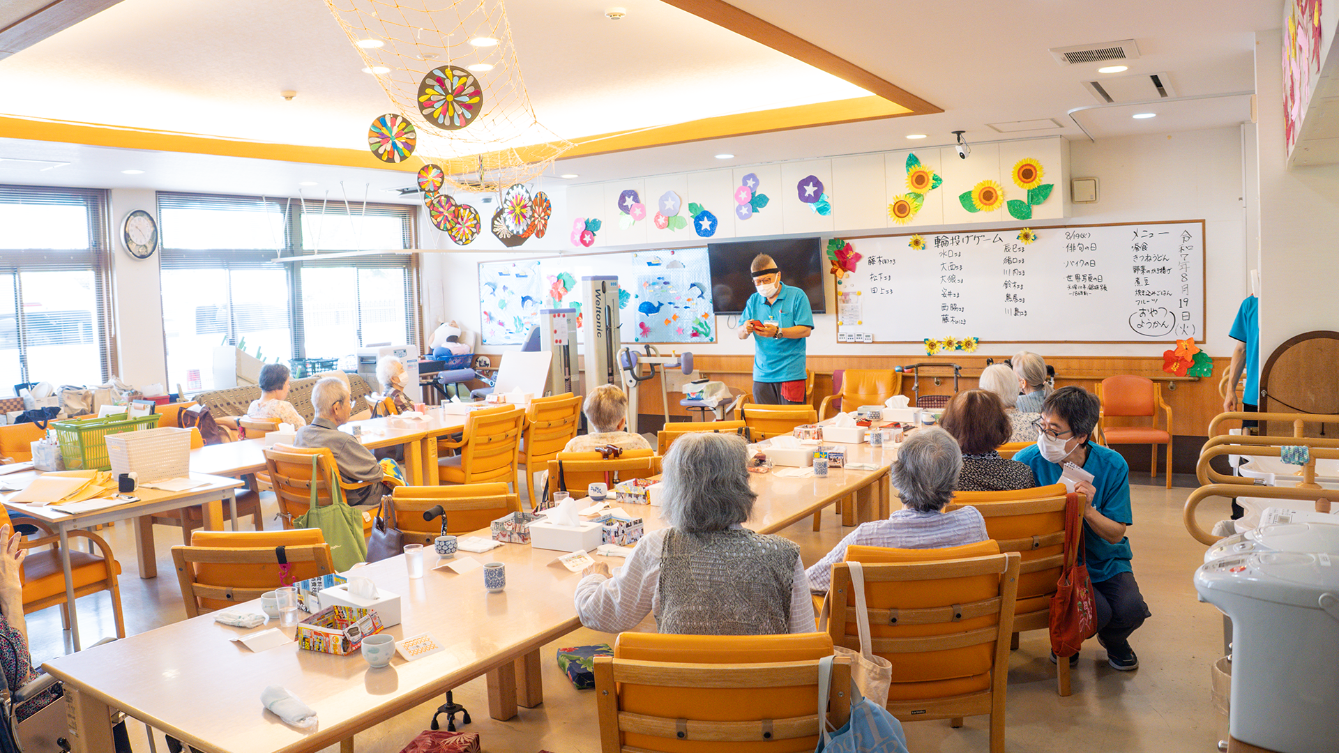 レクリエーション中のフロアの様子(利用者さま・スタッフ)