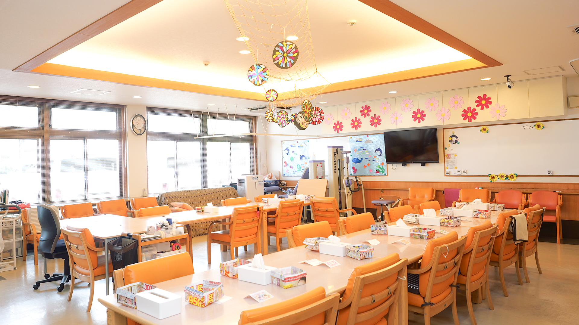 明るい共有スペースの全景(テーブル・チェア・テレビ)