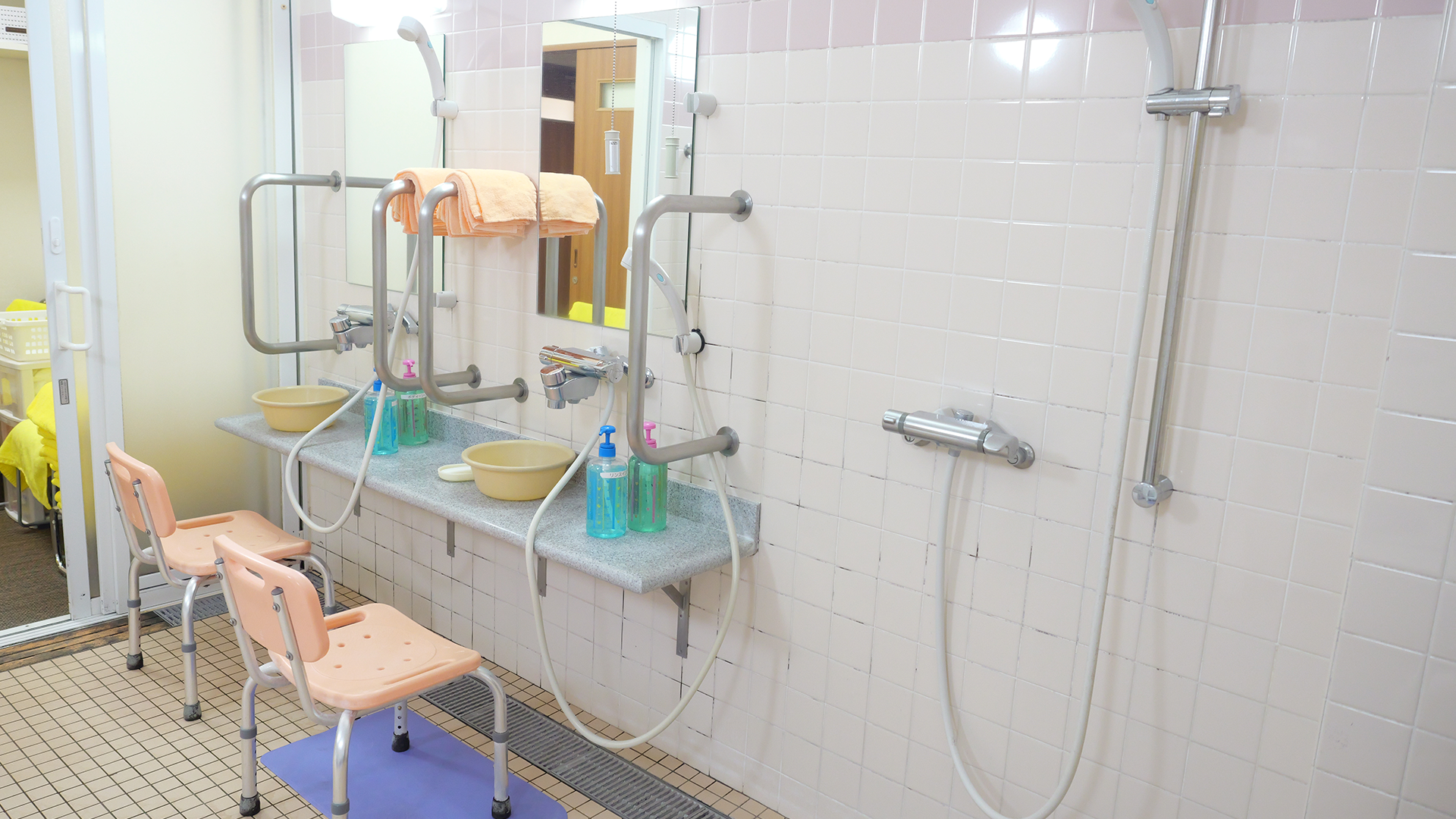 浴室の洗い場(手すり・シャワーチェア)