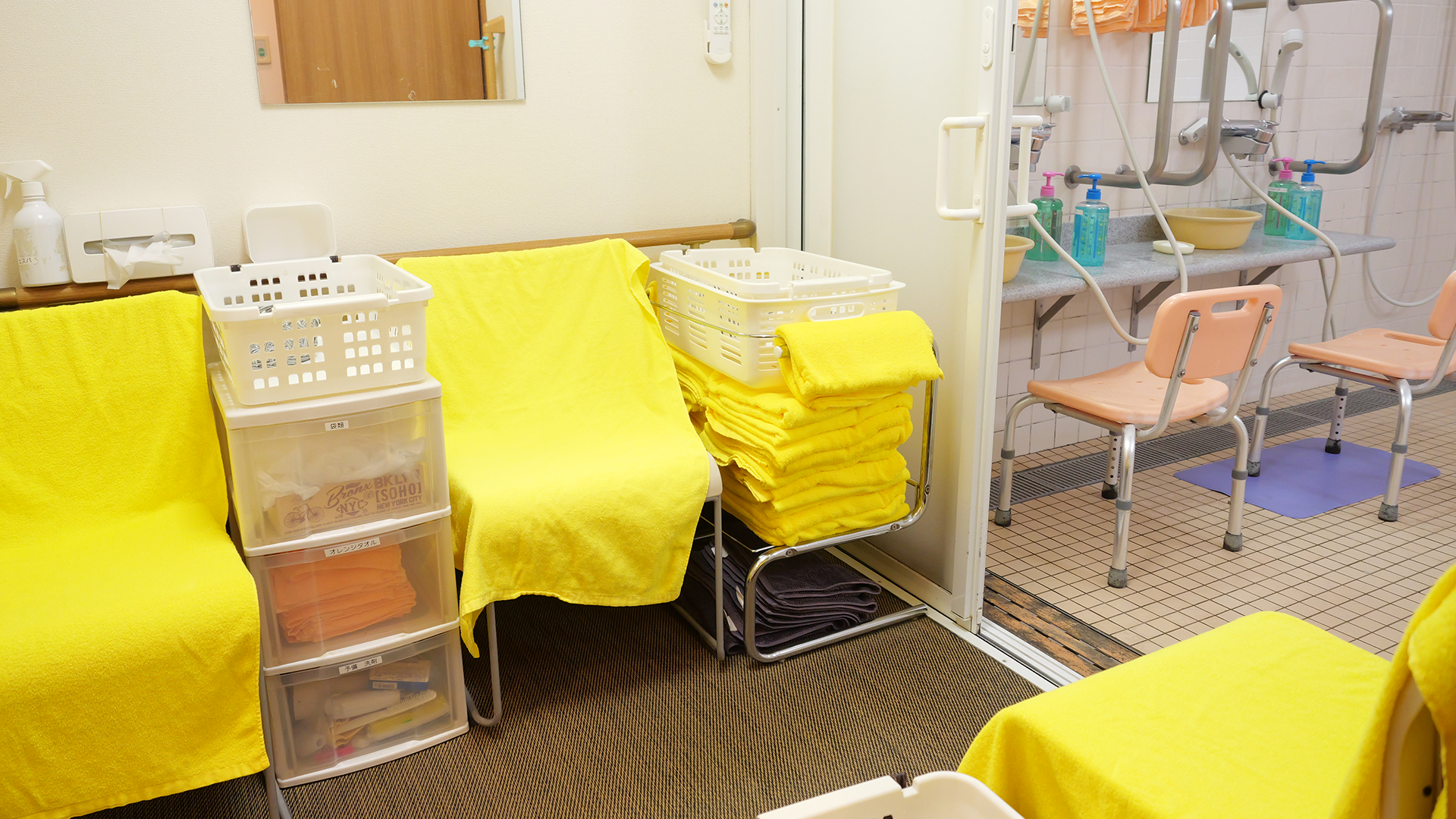 脱衣スペース(タオルや衣類収納を整備)