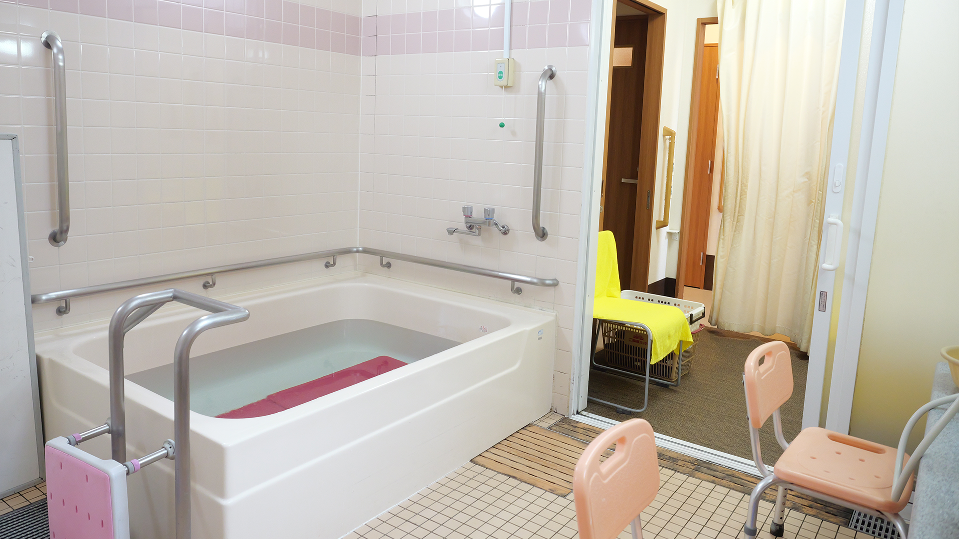 浴室全景(出入り口側・段差少なく入りやすい)