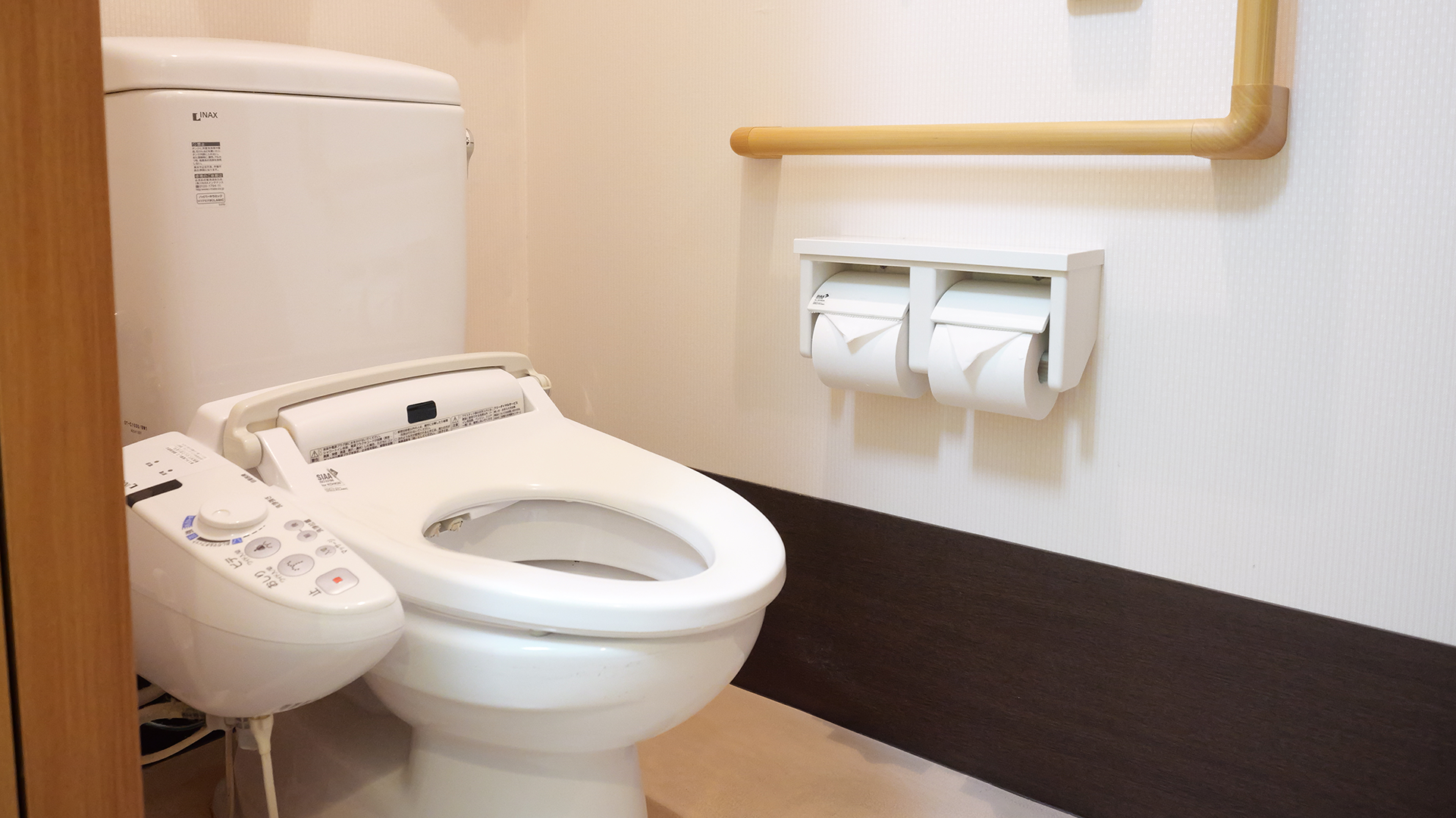介護対応の洋式トイレ(手すり付き・温水洗浄)