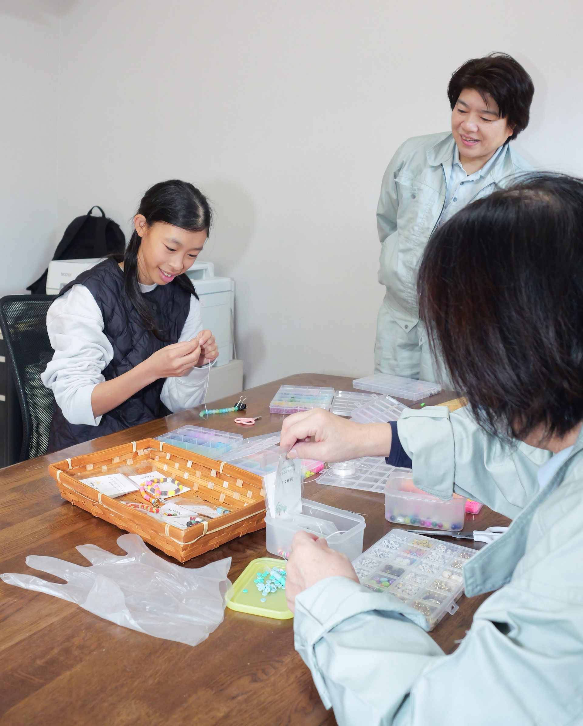 ハンドメイド作品を制作している様子