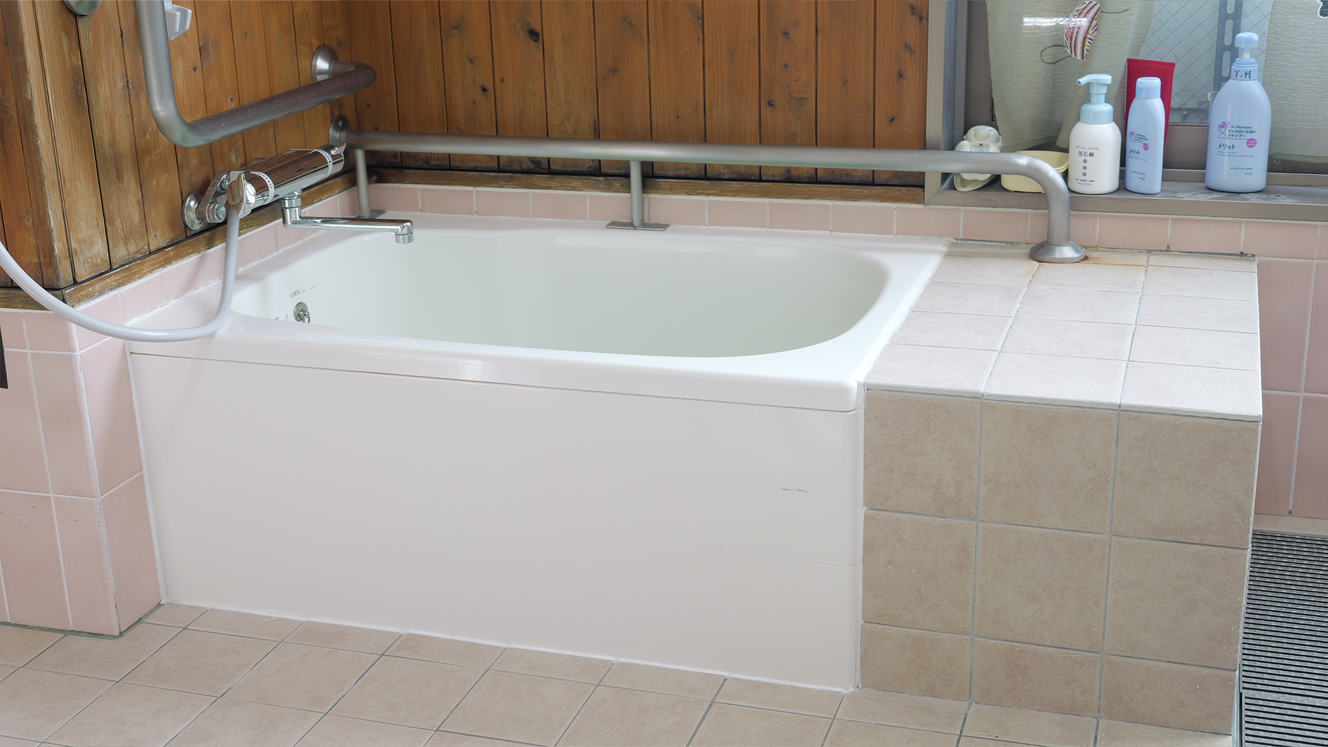 白い個浴槽と手すりがある浴室