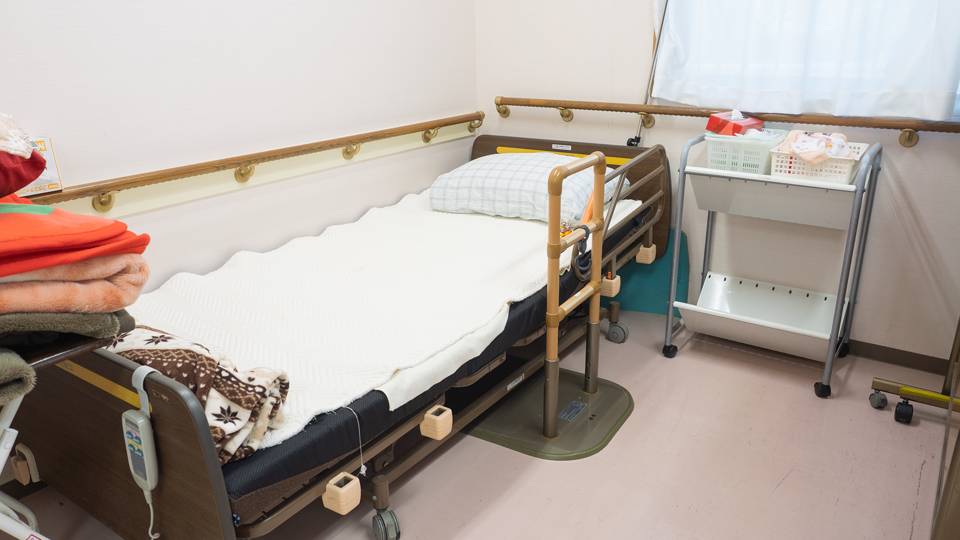 介護ベッドとサイドレールを備えた静養室