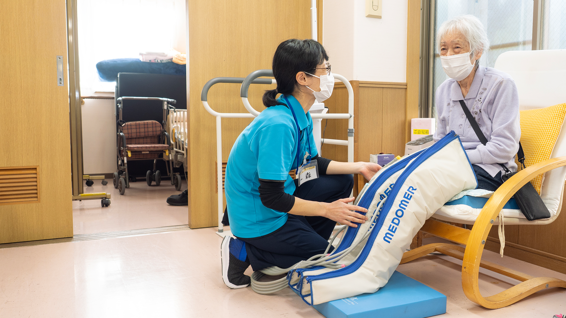 エアマッサージ器メドマーで脚をケアしている様子