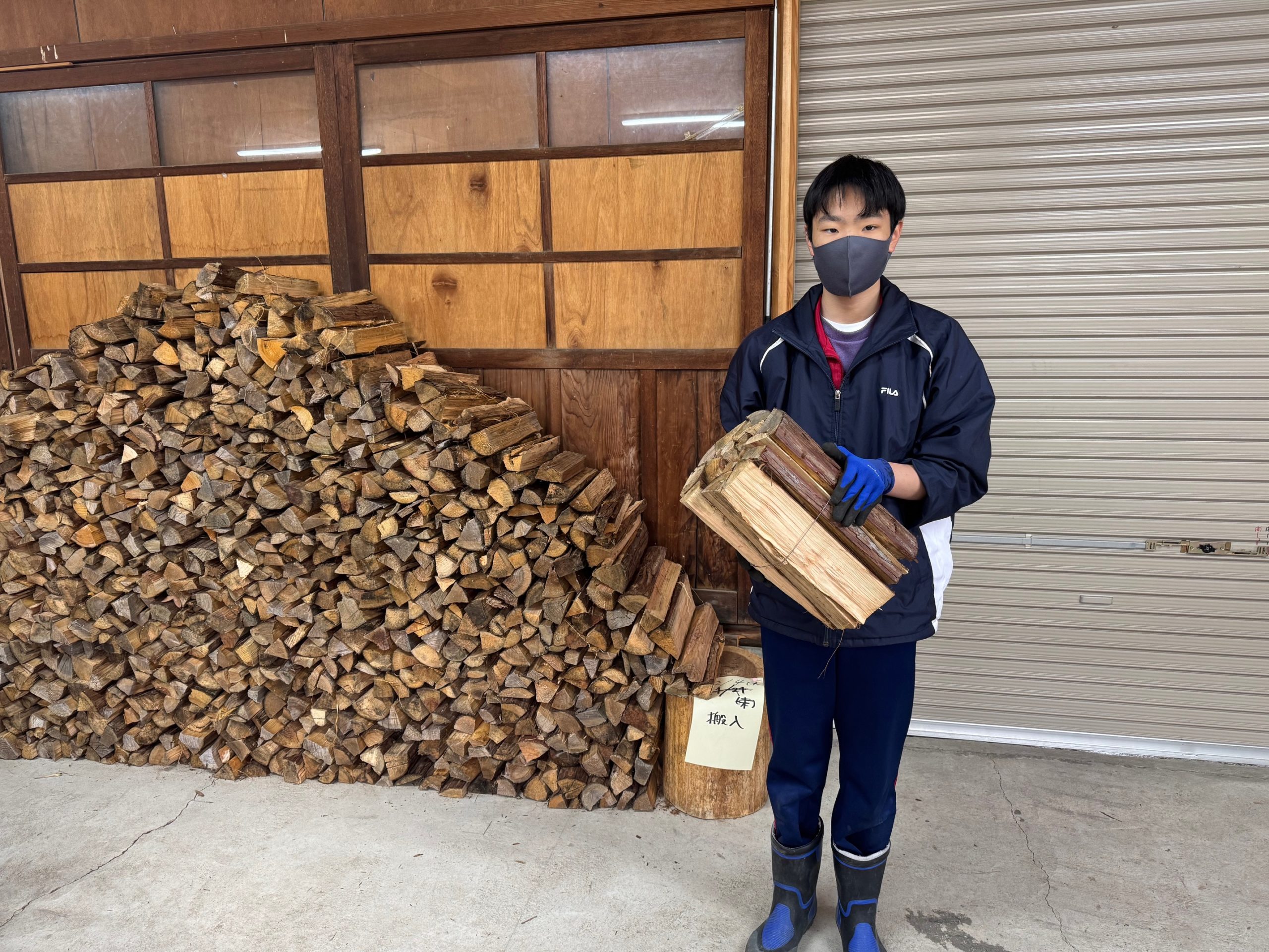 薪割り作業に集中して取り組む様子